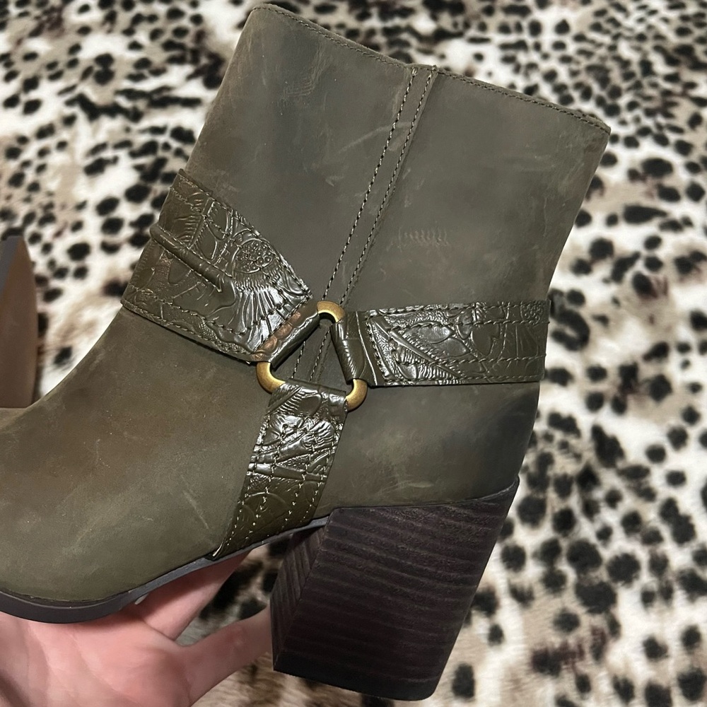 Vionic size 7.5 women’s green zip up booties - Picture 10 of 10